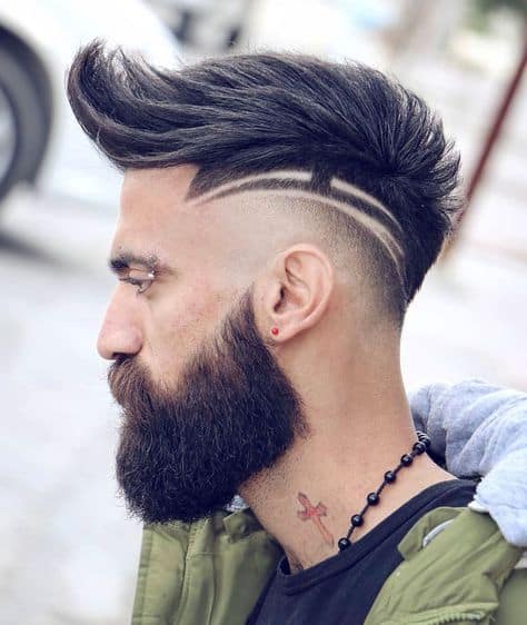 cabelo moicano com barba