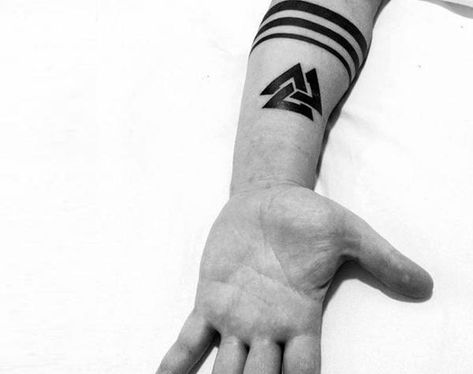 tatuagem viking minimalista